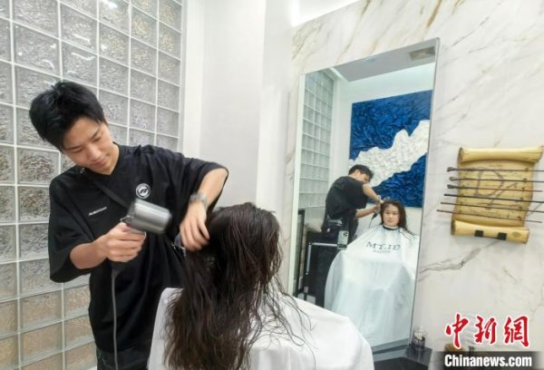 股天乐 台湾青年一把剪刀邕城开创“头”等事业_大皖新闻 | 安徽网