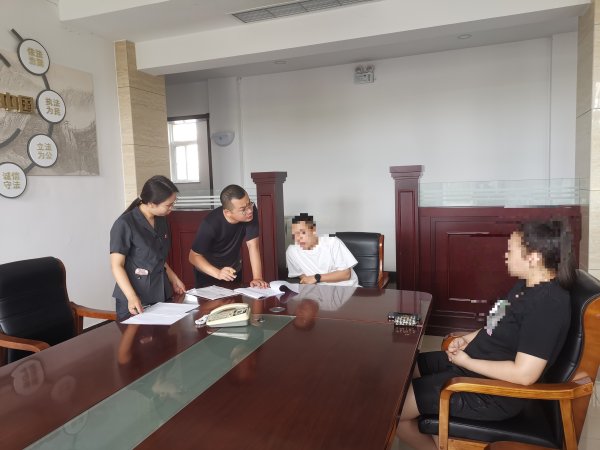 K线猎手 “老赖”被堵被窝 当场悔过还钱