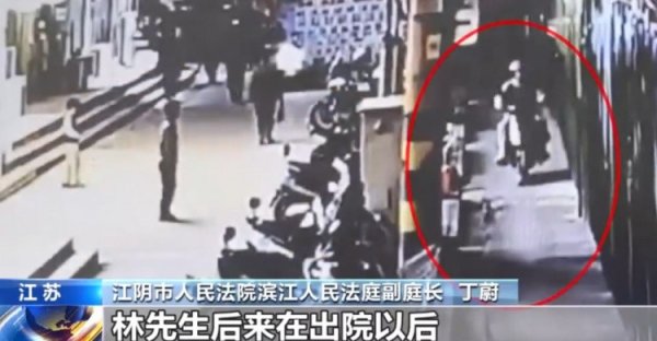 旭胜配资 俩孩子路边踢球绊倒骑车人致其骨折, 监护人被判赔偿超3.5万元